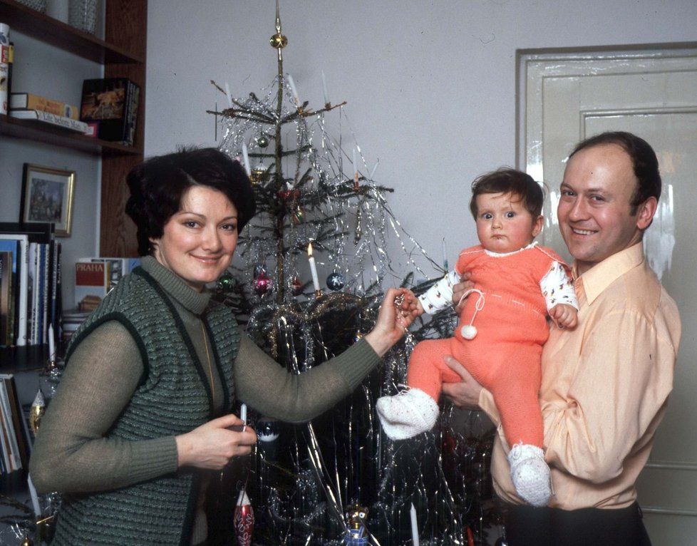 Československý kosmonaut se svou první ženou Hanou a dcerkou.
