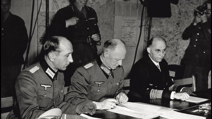 Wilhelm Oxenius, General Alfred Jodl a Admiral Hans Georg von Friedeburg. Remeš, 7. května 1945.