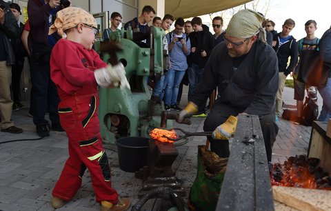 Meče samurajů vyrábí už 30 let: Uznávaný mečíř Bolf koval v keltské peci