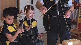 Malí nadšenci si napoprvé pod vedením instruktorů vyrobili rybářskou udičku.