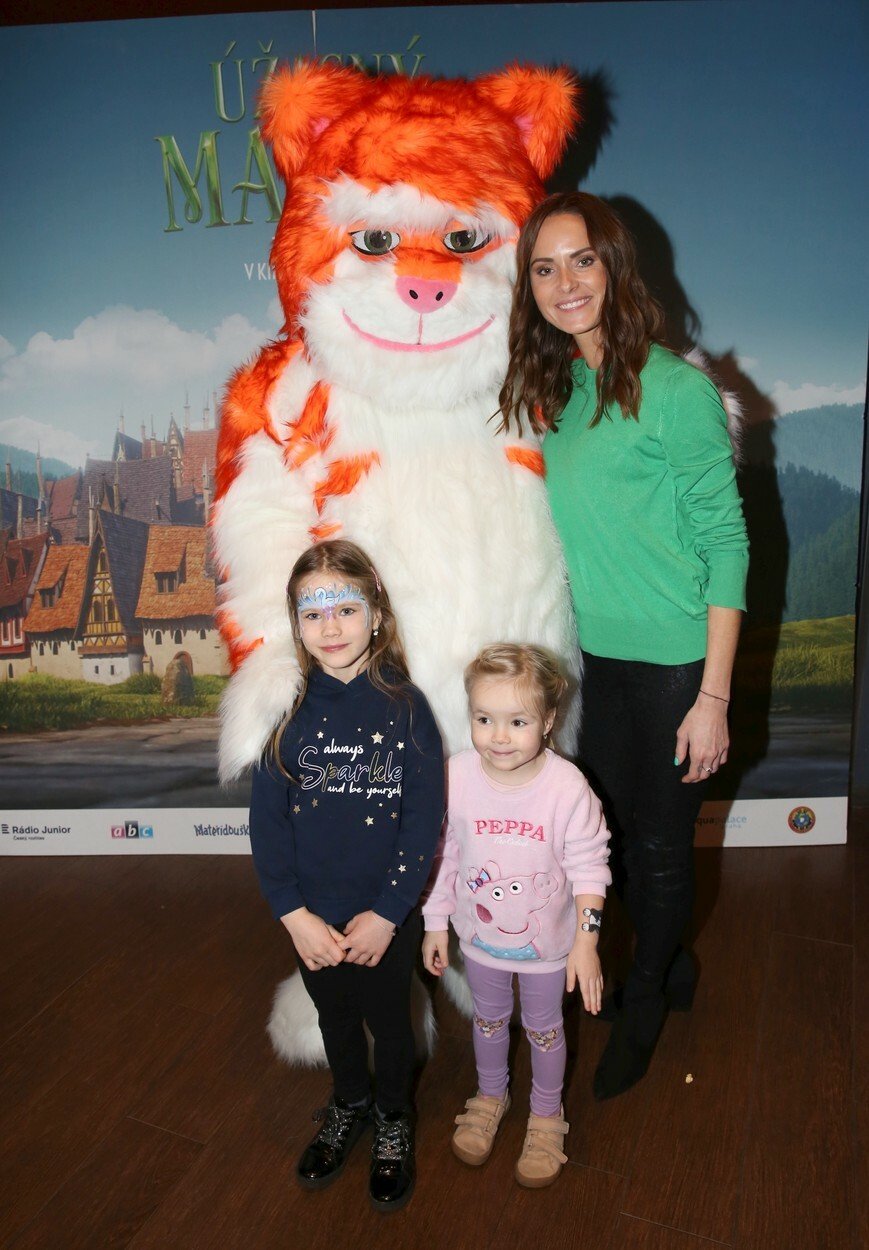 Moderátorka Renáta Czadernová se svými dcerkami, starší Adélkou a mladší Karolínkou.