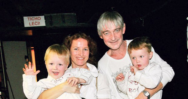 Vladimír Dlouhý s manželkou Petrou Jungmanovou a dvojčaty Jiřím a Janem.
