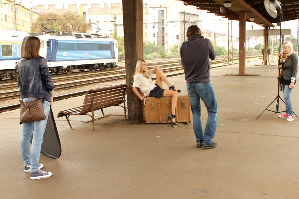 Daniel Zahrádka fotil Renatu na vlakovém nádraží