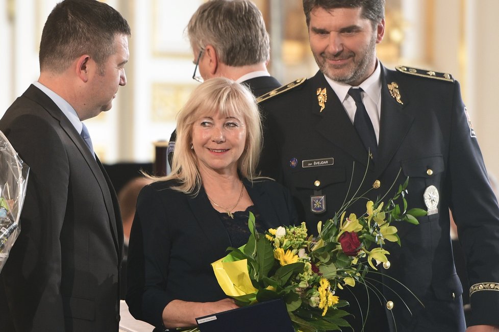 Renáta Miková s gratulanty, ministrem vnitra Janem Hamáčkem (vlevo) a policejním prezidentem Janem Švejdarem