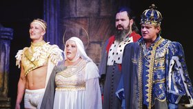 2009: Podlipská vystupuje jako svatá Kateřina v Johance z Arku
