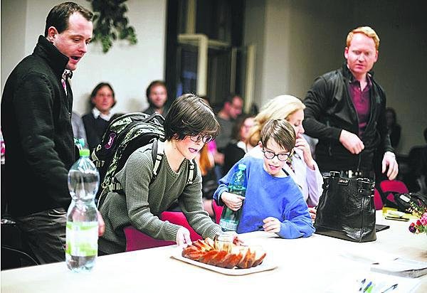 Synové František a Eduard při zkoušce představení Společenstvo vlastníků divadla Vosto5. Hrají tu s rodiči.