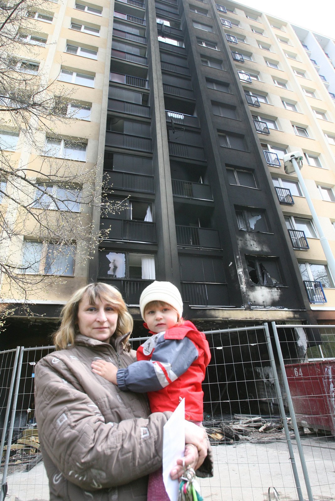 Renáta Zadovcová s jedním ze synů, které s manželem v noci vytáhli z postýlek.