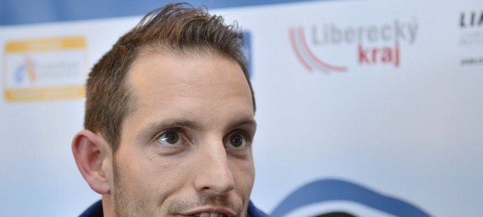 Světový rekordman ve skoku o tyči Renaud Lavillenie z Francie, který se zúčastní mítinku Jablonec Indoor Gala, se 4. března po příletu do Prahy setkal s novináři