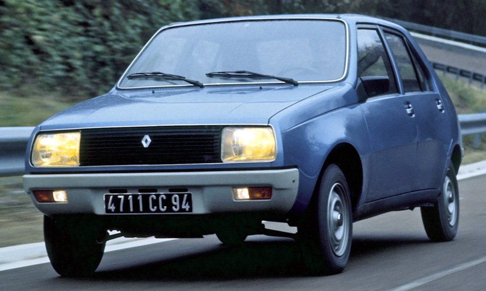 Tvary pětidveřového Renaultu 14, navržené designerem Robertem Broyerem, byly považovány za moderní a předbíhající svou dobu.
