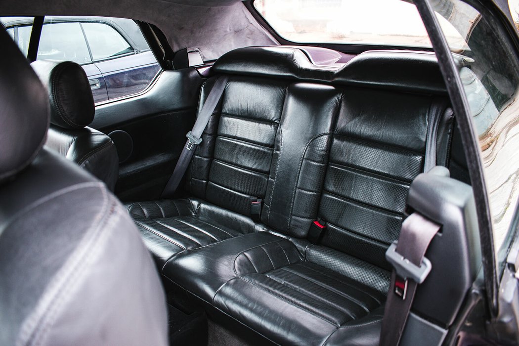 Kožené potahy působivých zadních sedadel dodávají Renaultu 19 luxusní atmosféru. Opěrky jsou vtipně integrovány do obrysu otevřené karoserie.