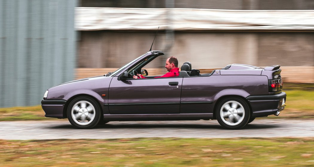 Renault 19 ze severoněmecké karosárny Karmann je atraktivní nejen s nataženou, ale i uklizenou střechou. Zadní panel připomíná závodní monopost.