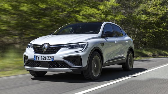 Renault Arkana nově nabízí i osobitý hybrid. Jak jezdí?