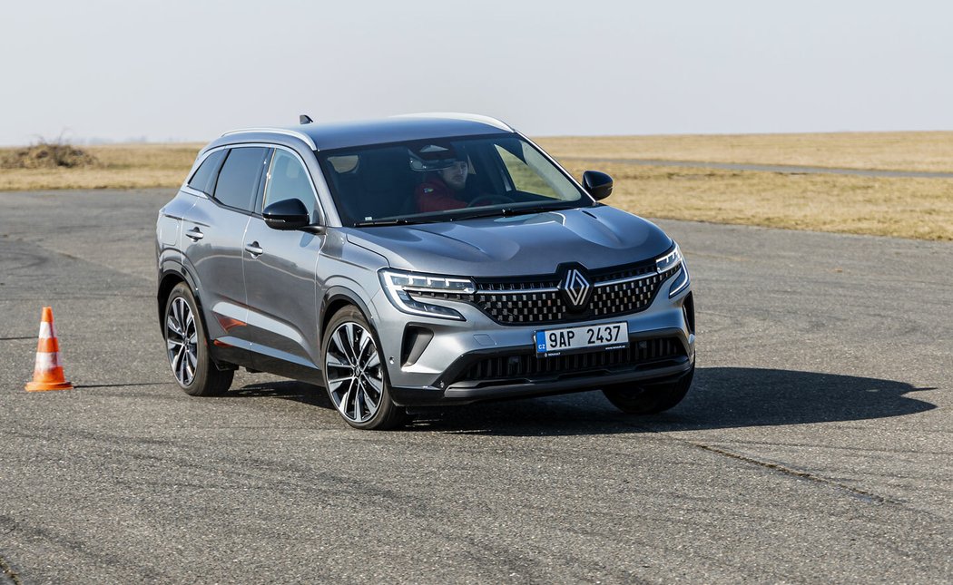 Renault by možná ukázal své manévrovací dovednosti ve vyšších rychlostech, ale stabilizace ho prudce zbrzdí již na začátku manévru