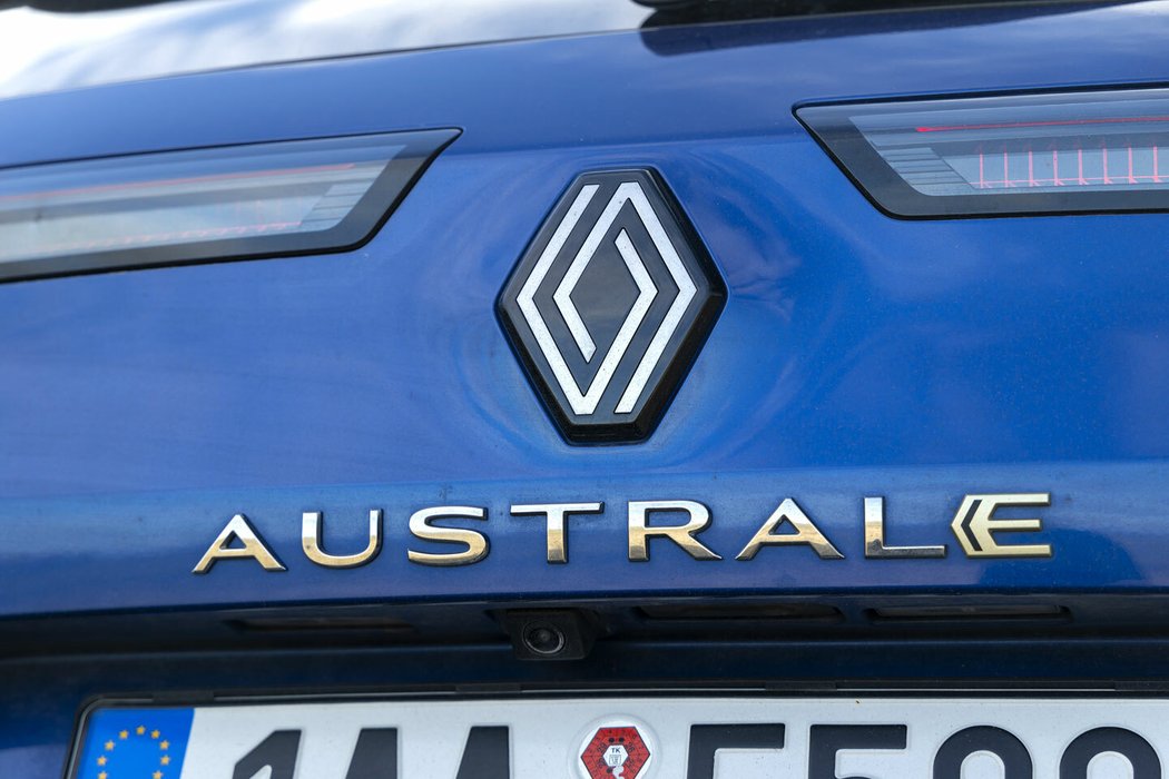 Jak se vlastně jmenuje? Ve veškerých oficiálních materiálech je to Austral E-Tech, na zádi má však auto napsané Australe, s modrým E označujícím hybridní pohon, stejně jako to mají Espace a Rafale.