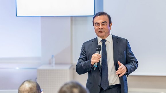 Carlos Ghosn už není v japonském vězení. Bývalý šéf Renaultu nečekaně unikl do rodného Libanonu