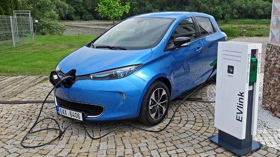 Nejprodávanější elektromobil Evropy dorazil do ČR. Kolik za něj dáte?