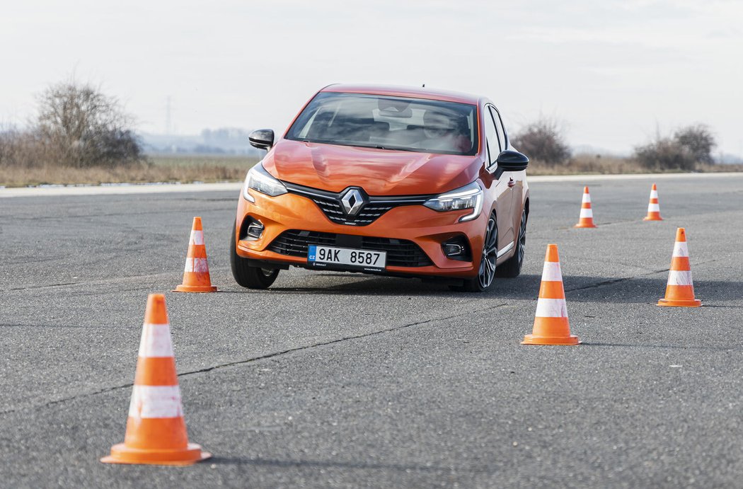 Podvozek renaultu dobře kombinuje jistotu v zatáčkách a komfort. Velmi hbitě a jistě se proplete mezi kužely a tlumiče slušně fi ltrují nerovnosti.