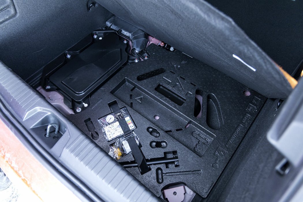 Pod podlahou zavazadelníku je totiž uložena baterie, jejíž chlazení je vyvedeno vlevo u zadního opěradla.