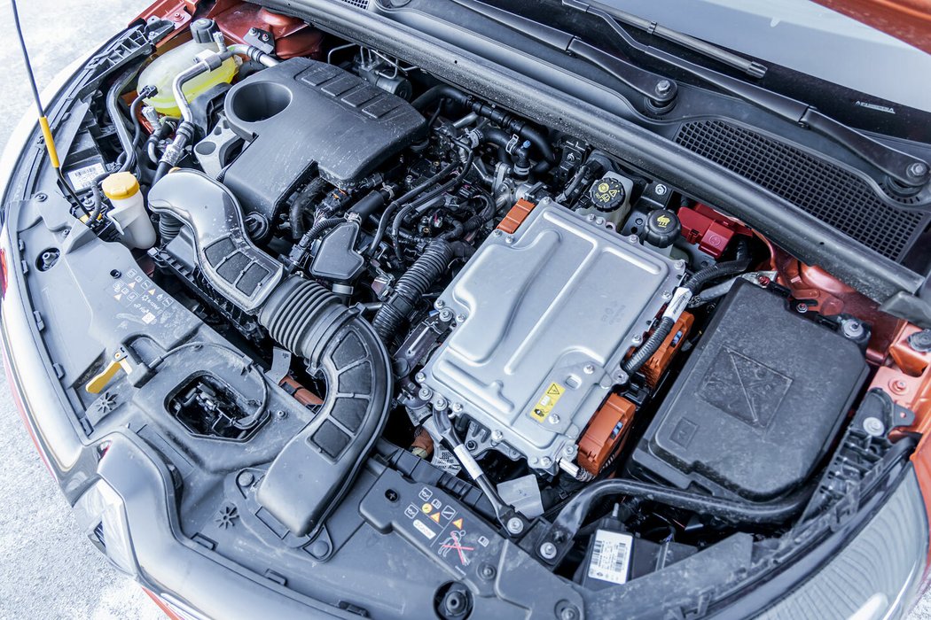 Hybridní systém renaultu má maximální výkon 105 kW, což je znát na dynamice i pružném zrychlení. Spotřeba je ale vyšší než u toyoty.