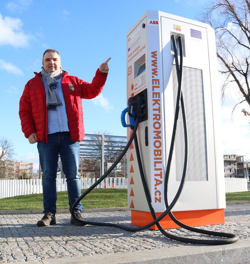 Nejmodernějším běžně dostupným způsobem nabíjení jsou takzvané rychlonabíječky. Poznáte je podle toho, že jsou velké – skříň obsahuje výkonný měnič, který mění střídavé napětí v síti na stejnosměrné pro vaši baterii.