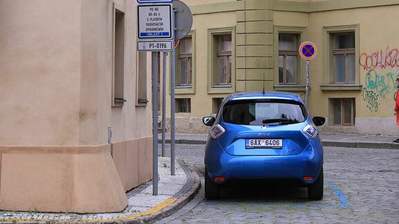 Velká výhoda elektromobilu v Praze skončí! Chtějí vyhnat auta z centra