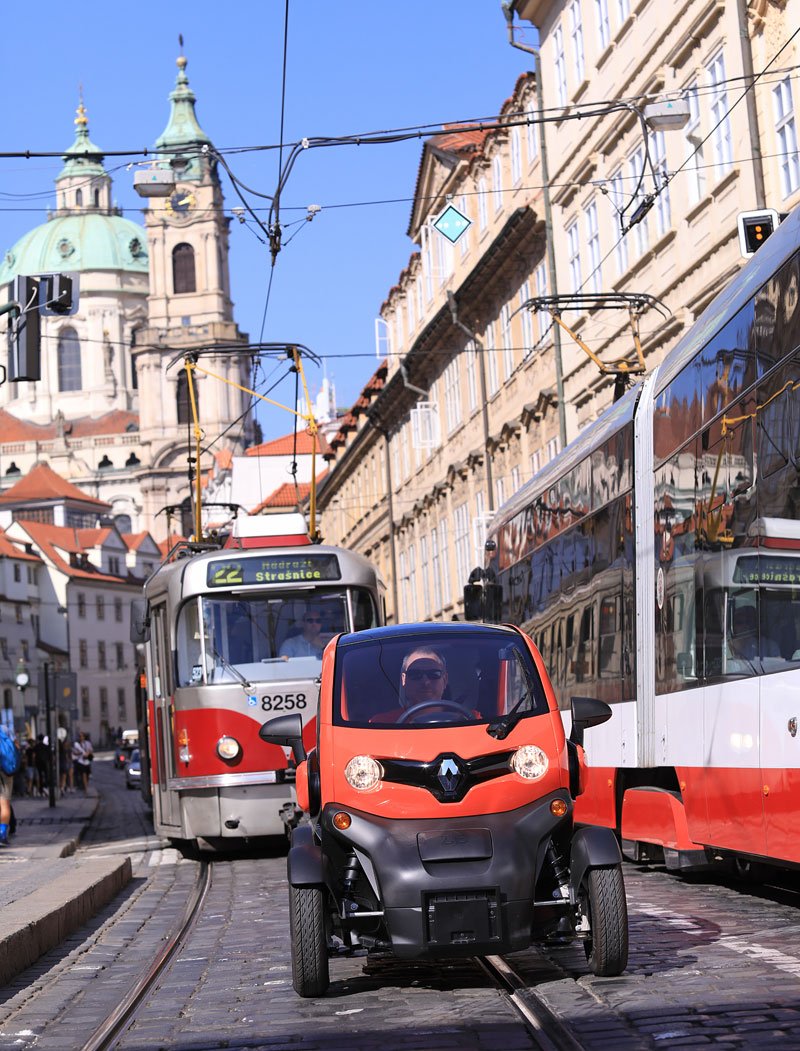 Lidé si myslí, že se elektroauta pohybují zcela neslyšně, ale ona bzučí podobně jako tramvaje. Akustický projev je vyžadován legislativou kvůli bezpečnosti chodců.