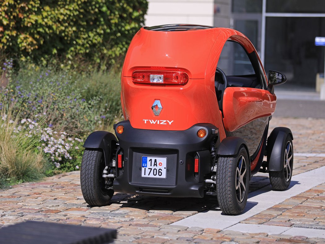 Registrační značku najdeme jen vzadu. Twizy je homologovaný jako těžká čtyřkolka, k řízení potřebujete oprávnění jako na auto, tedy skupiny B.