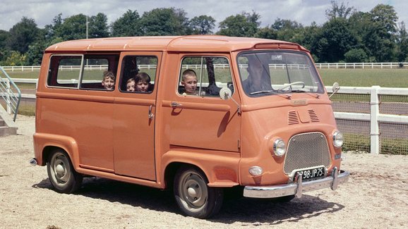 Prvním Renaultem s předním pohonem byla dodávka Estafette. Je jí šedesát