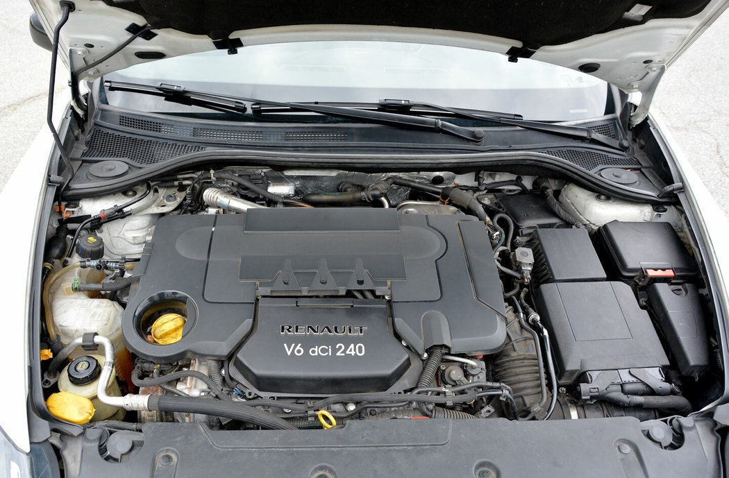 Největší atrakcí rozhodně je vznětový šestiválec 3.0 V6 označovaný dCi 235, od roku 2012 pak dCi 240