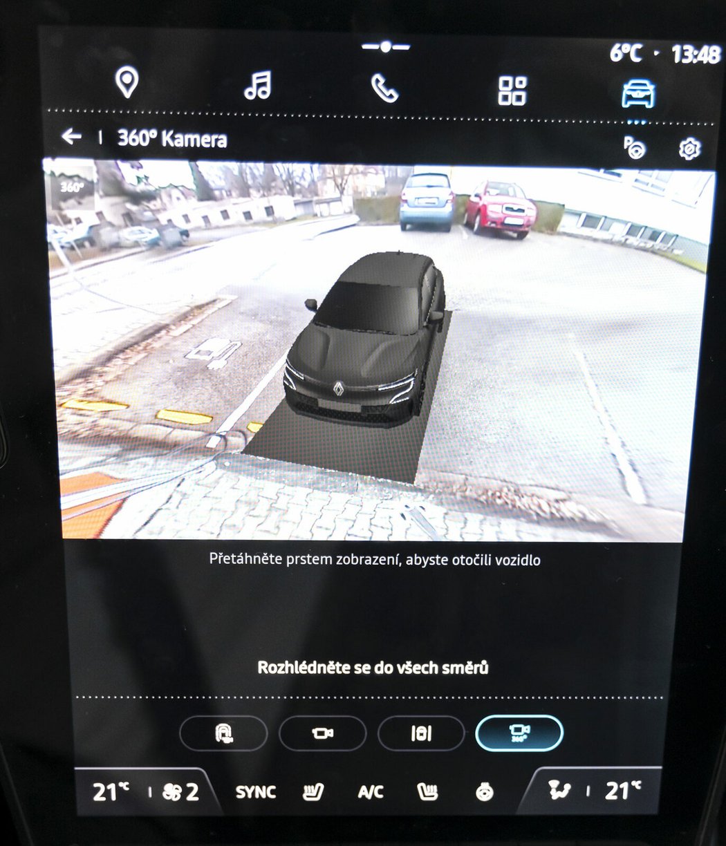 Navzdory kompaktním rozměrům auta se hodí 360stupňová kamera kolem celé karoserie zejména u zajíždění k nabíječkám. Díky ní se lze například na vůz podívat úplně zvenčí.