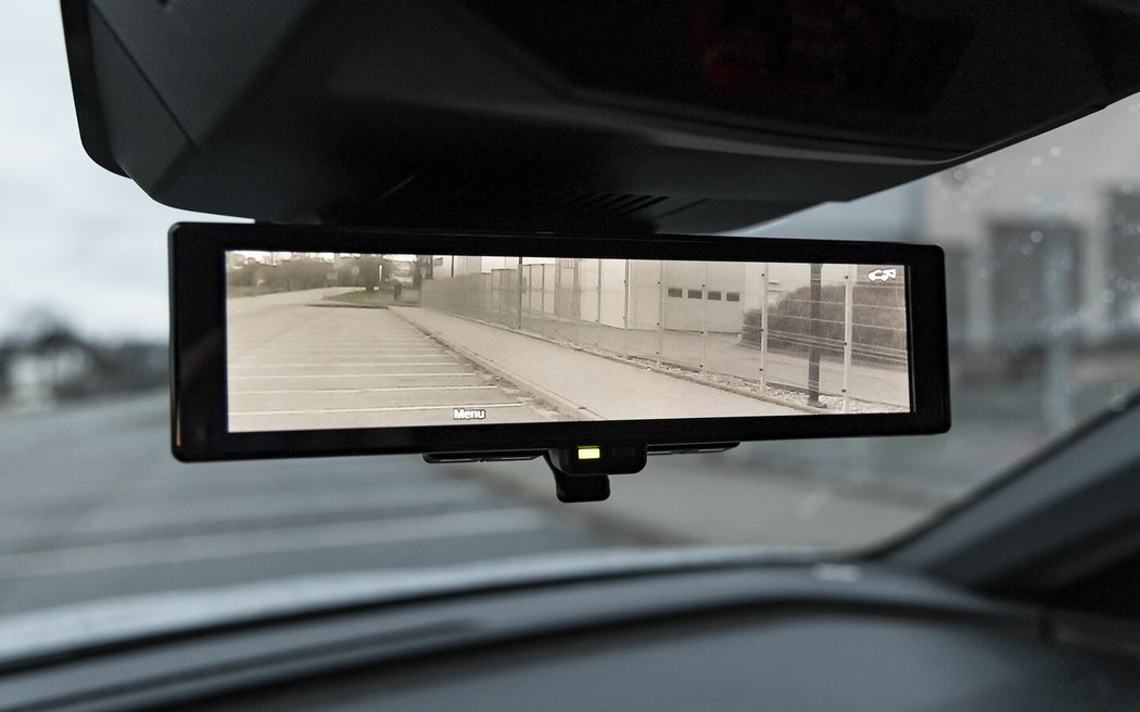 Vnitřní zpětné zrcátko lze přepnout do digitální podoby s využitím zadní kamery, která ale nesedí každému. V noci oslňuje, kromě toho značně přibližuje předměty za vozem.