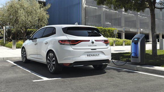 Renault Mégane rozšiřuje nabídku o plug-in hybrid. Nově jej nabízí i hatchback