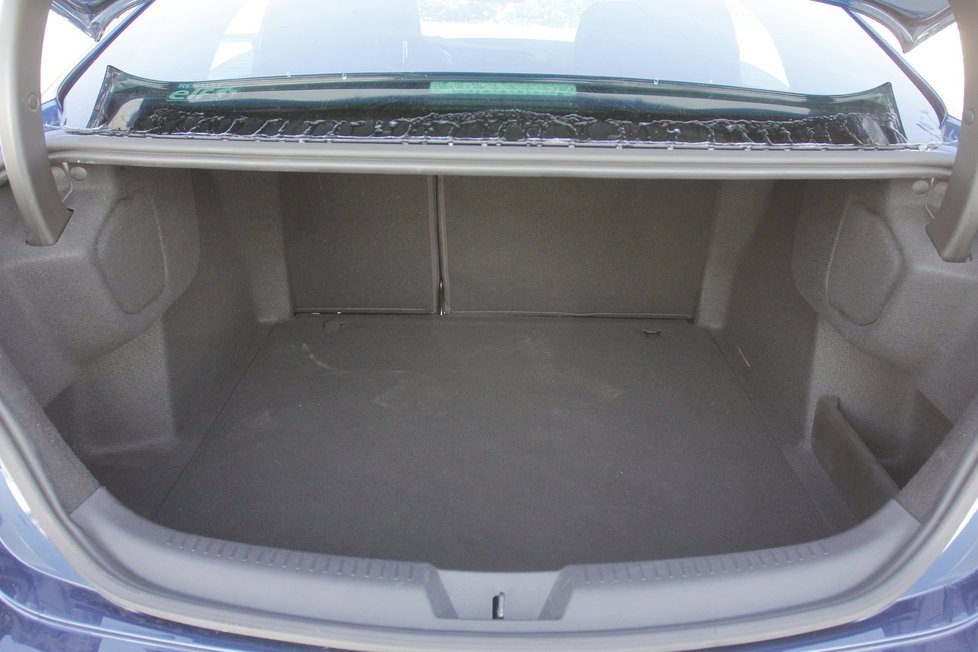 Ramena víka kufru se skryjí v podbězích. Objemem 550 litrů sedan překonává i kombi (521 l).