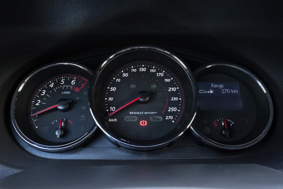 Pohodlí i oheň – to je GT uvnitř. Interiéru dominuje volant z Méganu R.S., na sportovní pojetí odkazují analogový rychloměr, kovové pedály či karbonový dekor před spolujezdcem. Parádní jsou sedadla s výrazným bočním vedením.