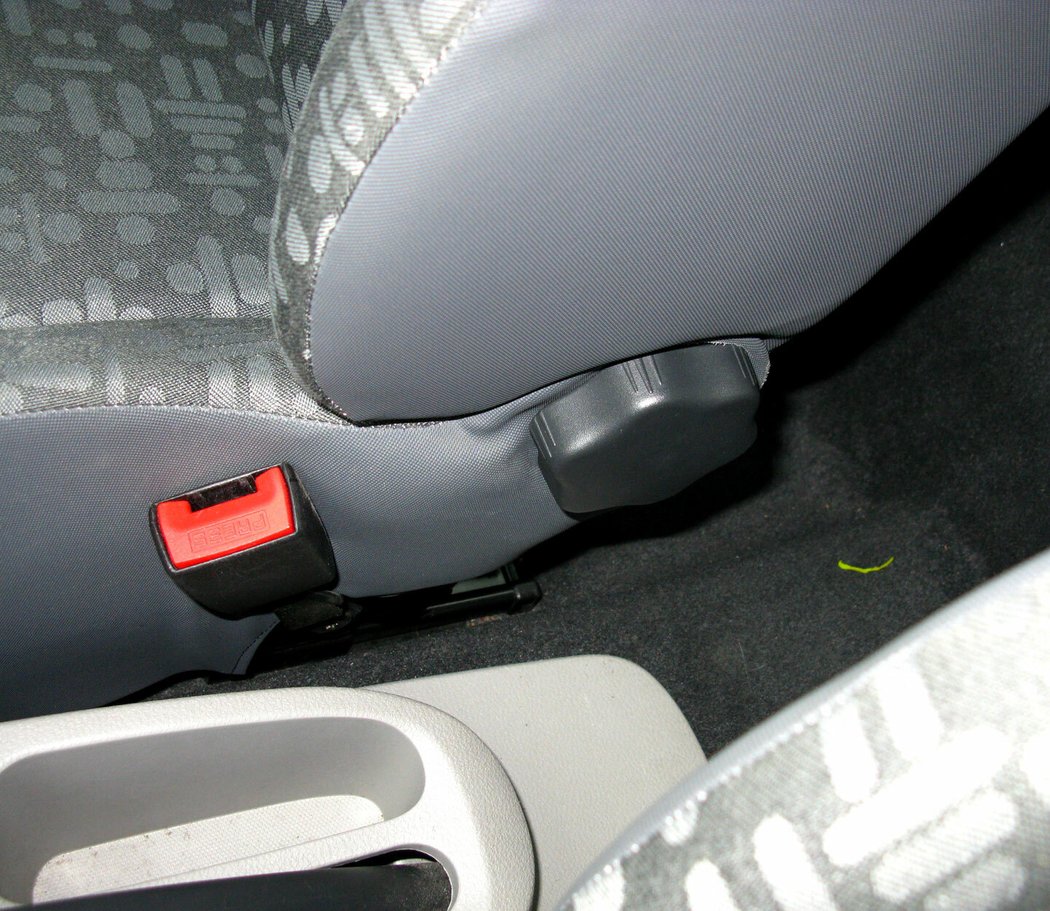 Růžice seřizování sklonu opěradla je logicky správně umístěna tam, kde je pro ruku víc místa – tedy na vnitřní straně sedadel