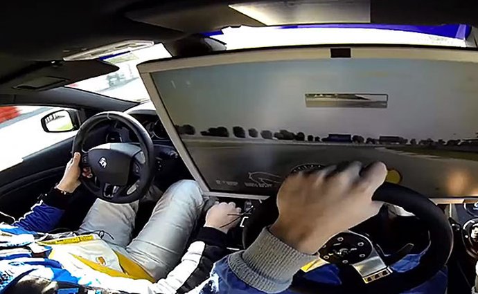 Renault Mégane RS: Skutečný vs. virtuální řidič na závodním okruhu