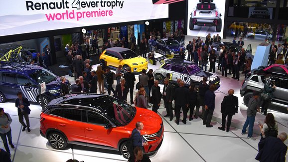Renault vzal pařížský autosalon vážně. Ukazuje malé retro-elektro i budoucnost motorsportu