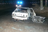 Žhář vhodil do jedoucího auta zápalnou lahev