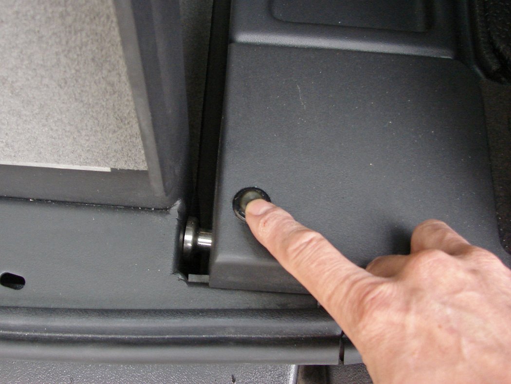 K uvolnění rampy složené do zádě vozidla bylo třeba stlačit tlačítko