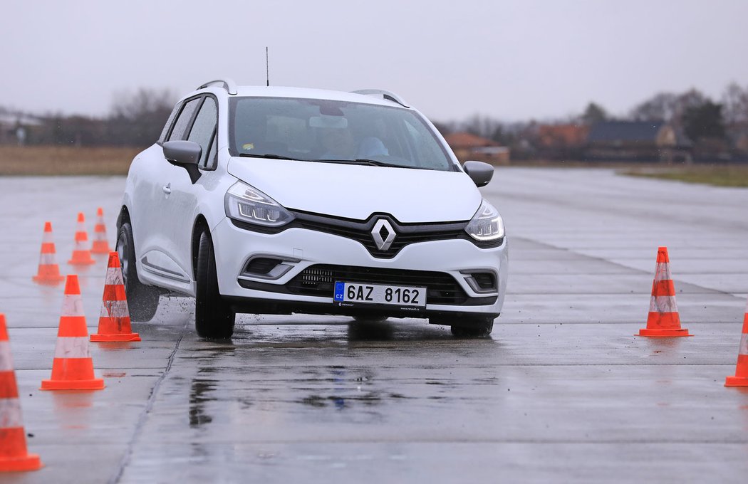 O pět centimetrů širší zadní rozchod, rekordně dlouhý rozvor a krátký převis dodávají cliu královskou stabilitu. Třešničkou je výborně naladěný sportovní podvozek GT Line Full.