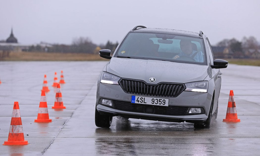 Fabia má rozvor z celé třídy nejkratší. S dlouhým převisem a měkkým pérováním má sklon se rozhoupat. Když záď na spáře mezi panely uskočí, ESP čeká, až zašlápnete brzdu.