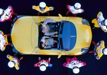 Toto jsou ty nejpodivnější oficiální fotky aut. I propagace má své meze