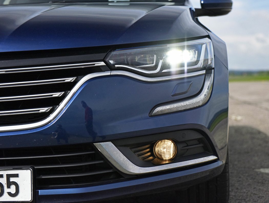 Slabé mlhovky výrobce vyřešil v roce 2018, kdy úspornou a jasnou technologii LED zavedl i pro ně. Ale zatímco u Renaultu Mégane IV lze silnější LED mlhovky doplnit i na starší kus, tak talisman má s nimi jiný nárazník.