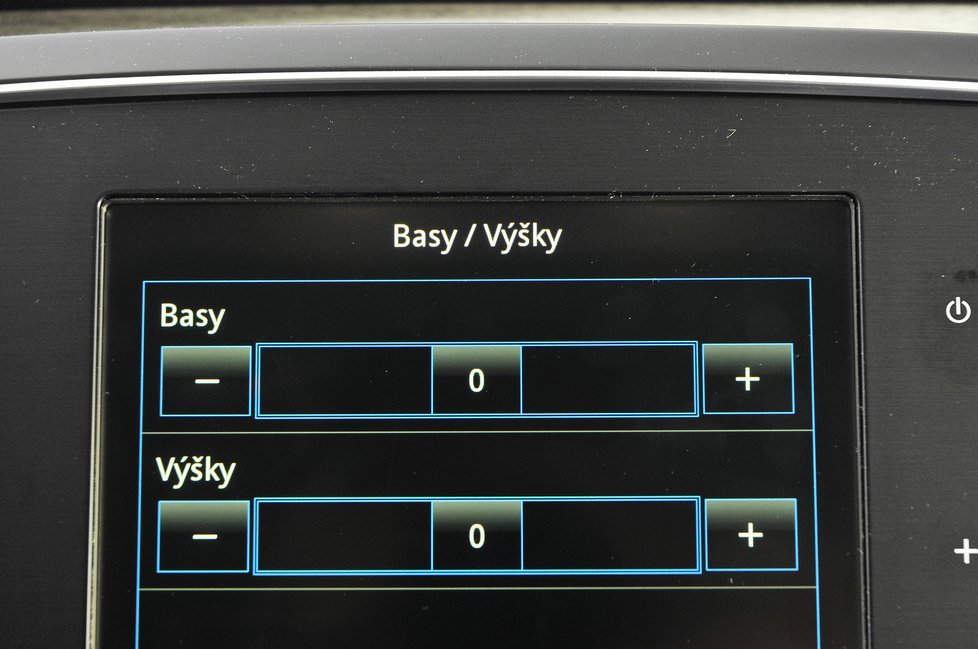 V nejvyšší výbavě s bezmála milionovou cenou bychom čekali kvalitnější ozvučení. Například korekce můžete upravovat jen ve dvou pásmech.