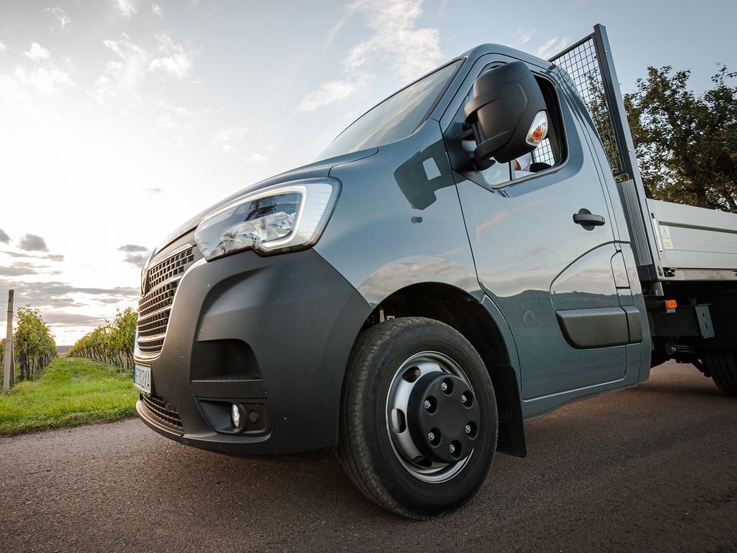 Poprvé za volantem modernizovaných Renaultů Master a Trafic. Zase o krok blíže osobním vozům