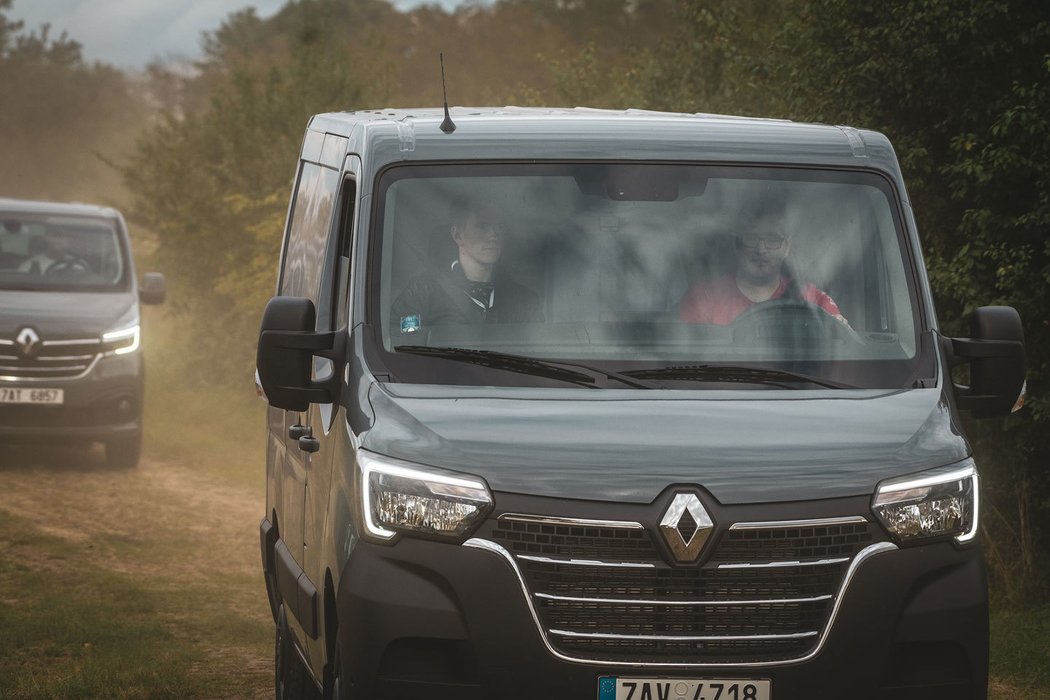 Poprvé za volantem modernizovaných Renaultů Master a Trafic. Zase o krok blíže osobním vozům