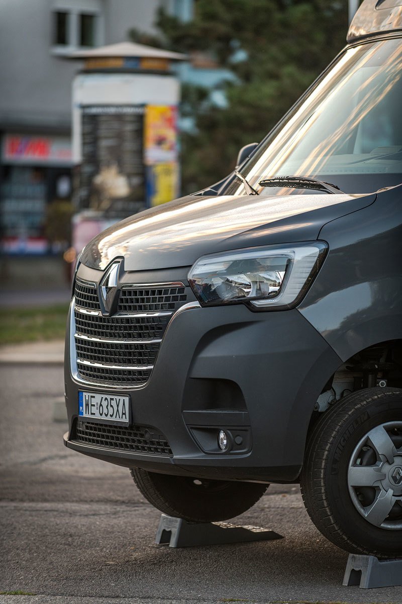 Poprvé za volantem modernizovaných Renaultů Master a Trafic. Zase o krok blíže osobním vozům