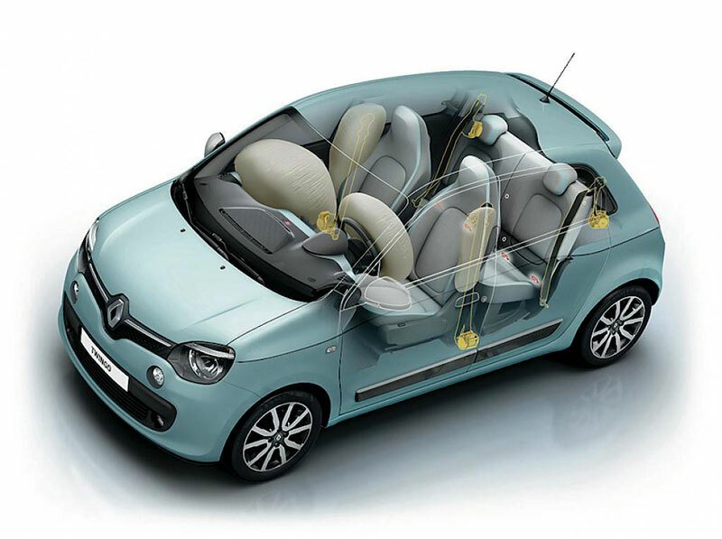 Renault si i u malých modelů potrpí na bezpečnost, ale tentokrát musel trochu slevit. Twingo III z kooperace se Smartem neumí nabídnout víc než čtyři airbagy, předchozí Twingo II jich přitom mohlo mít šest - tedy i okenní.