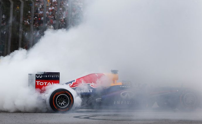 Renault zvítězil v posledním závodě osmiválcových F1