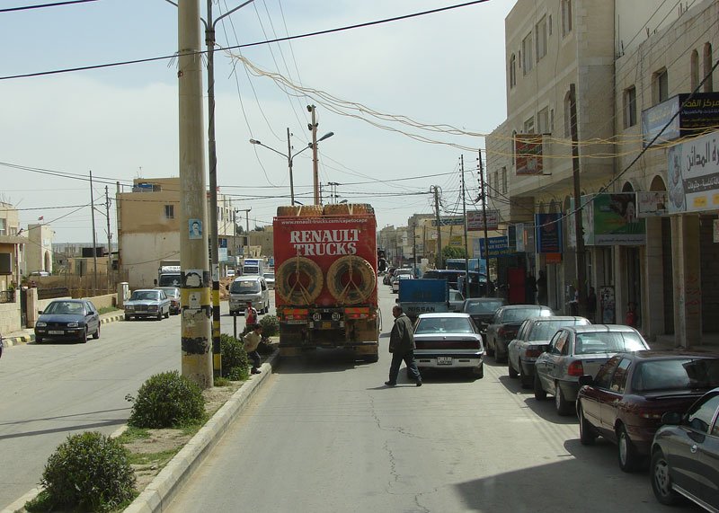Městečka uvnitř pouště žijí rušně, ale průjezd velkými nákladními Keraxy působí dopravní potíže